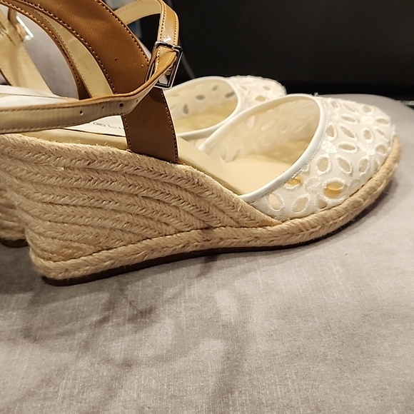 Bandolino eyelet wedge espadrile  Size 8 - Picture 4 of 6
